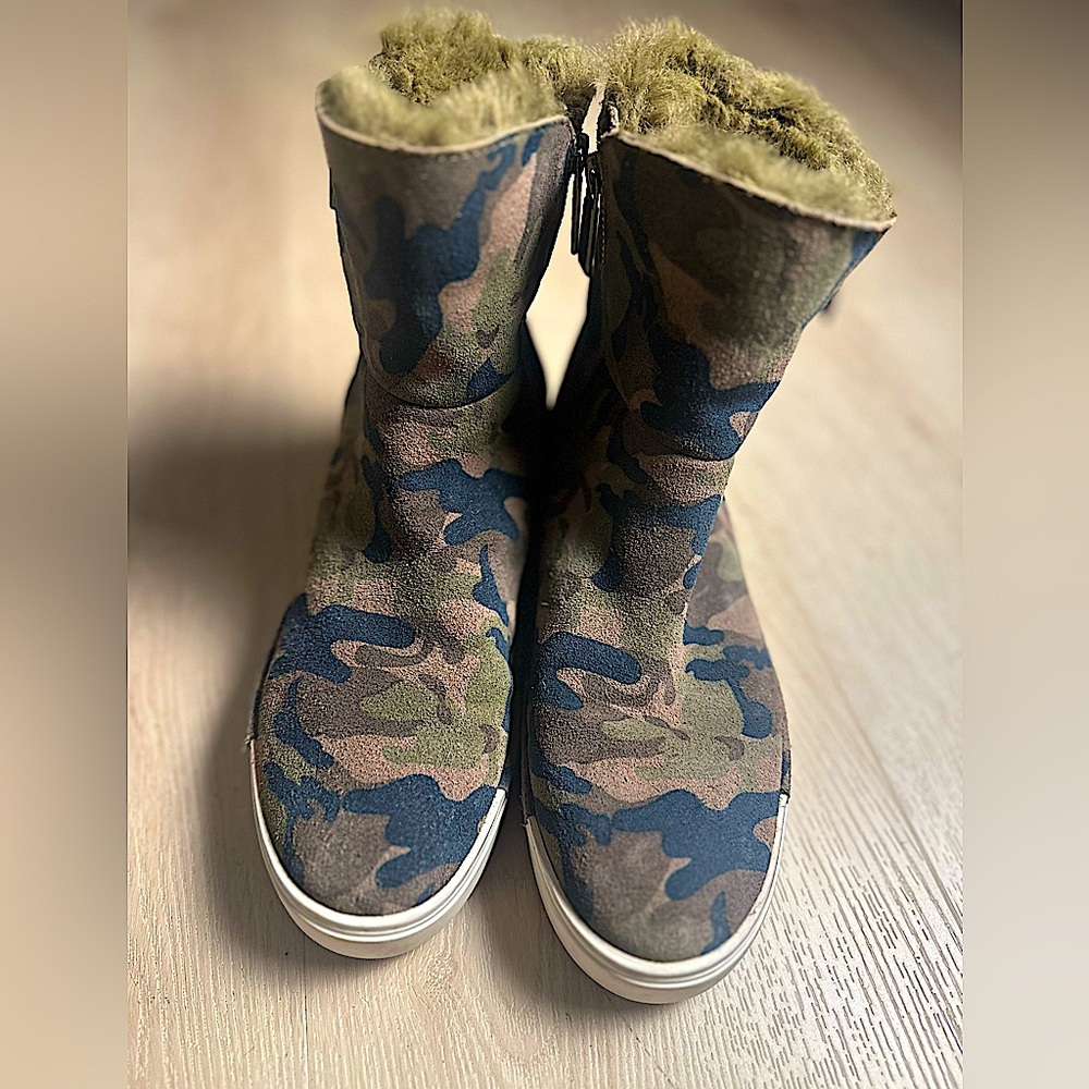 J/SLIDES NYC Women’s Camo Army Green High Top Faux Fur Zip Up Boot Sneaker Sz 8